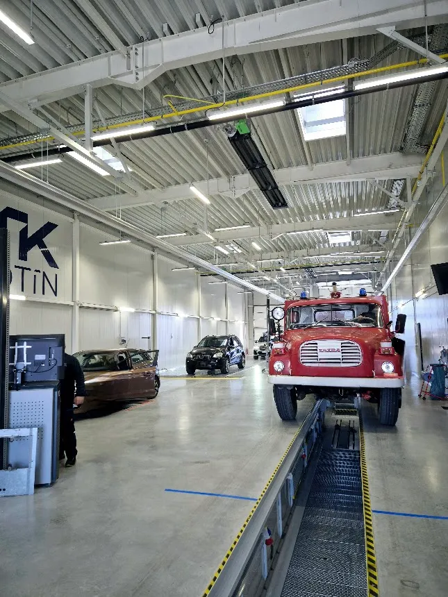 Nákladné auto na linke pri kontrole STK, EK v STK Chotín
