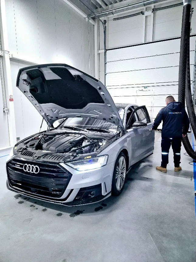Technik pri kontrole originality (KO) osobného auta v STK Chotín