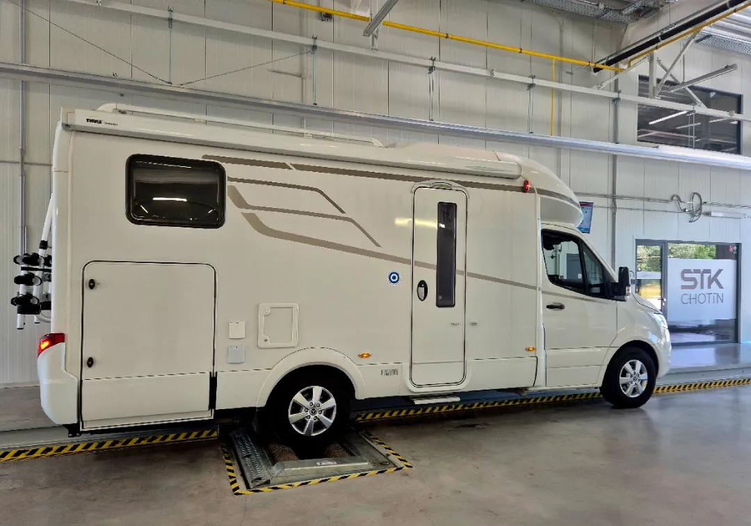 Karavan pri overovaní a kalibrovaní tachografu v STK Chotín